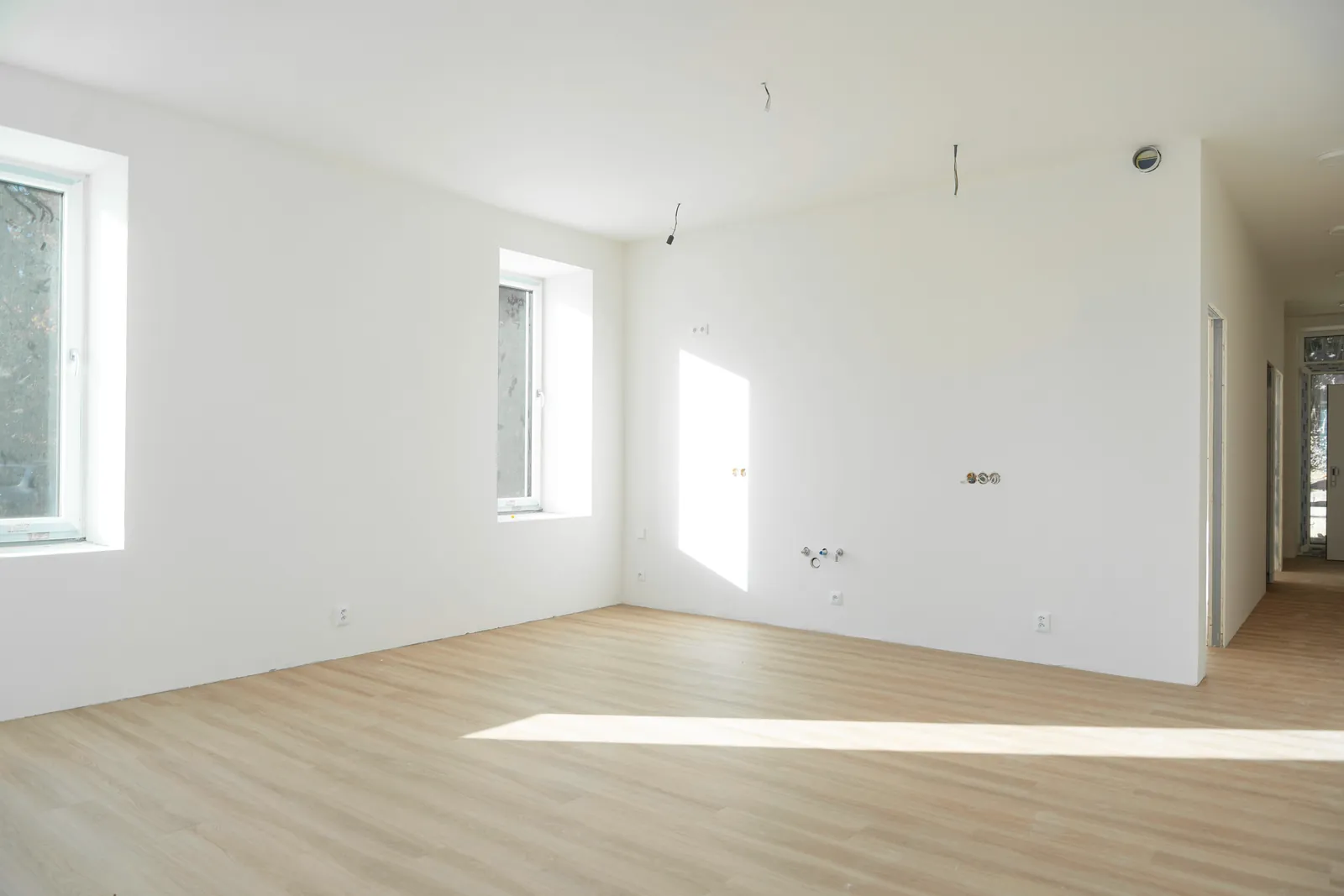 Wohnung 01 – Wohnzimmer mit Küchenzeile, Stand vom 6. Oktober 2026
