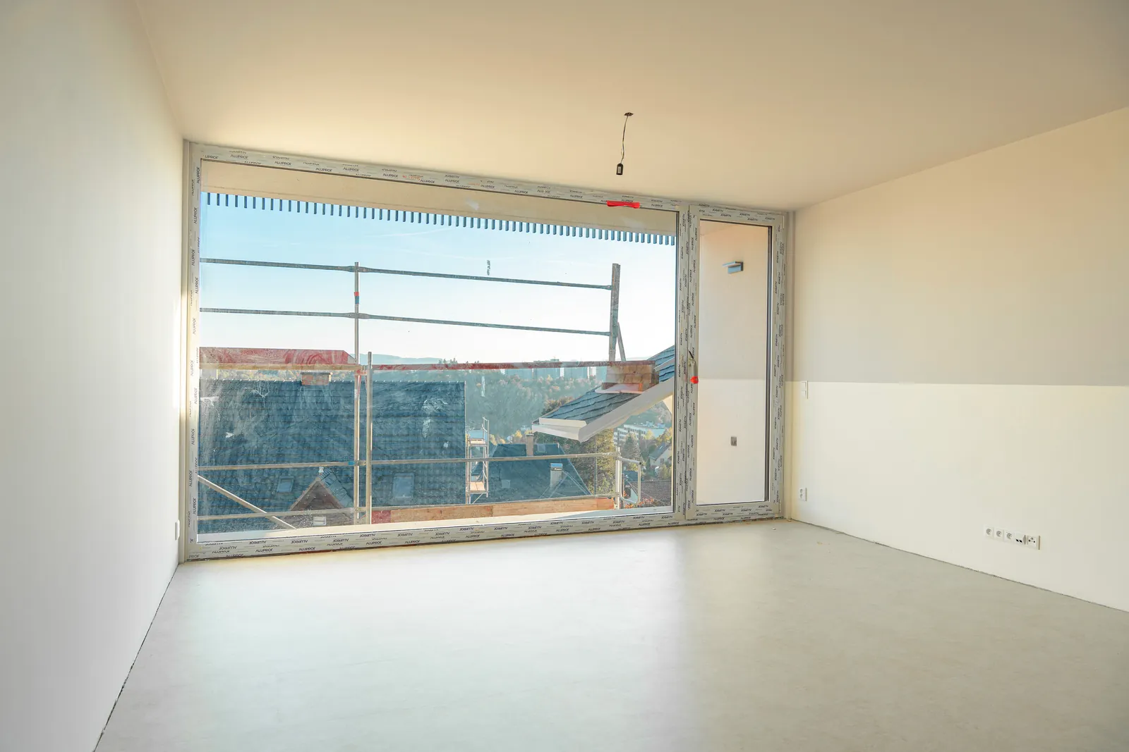 Wohnung 10 – Verglasung mit Tür zum Balkon, Stand vom 6. Oktober 2026