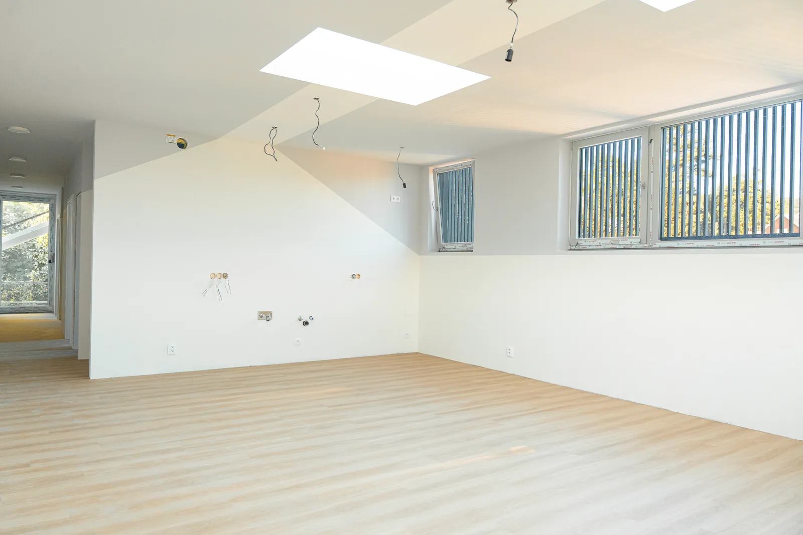 Wohnung 12 – Wohnzimmer mit Küchenzeile, Stand vom 6. Oktober 2026