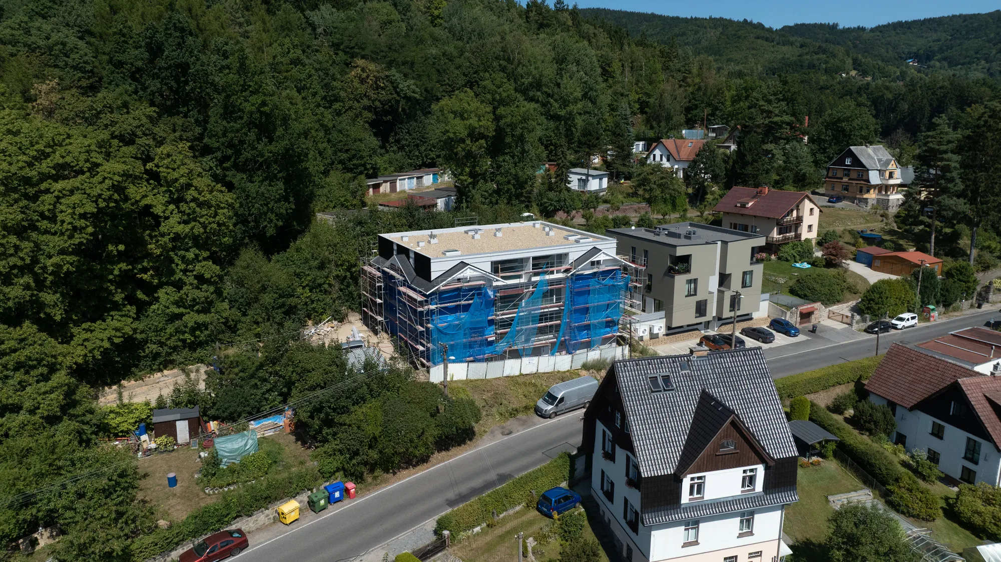 Švýcarská vila ve svahu nad Jizerskou ulicí