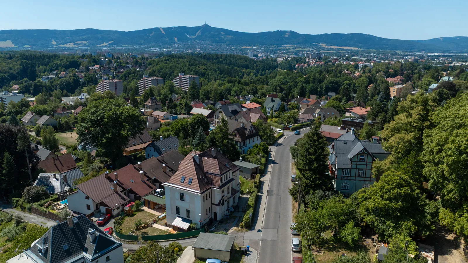 Liberec a hřeben Ještědu z ptačí perspektivy nad Starým Harcovem