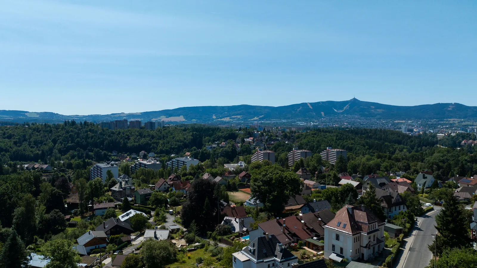 Pohled od domu přes město k Ještědu