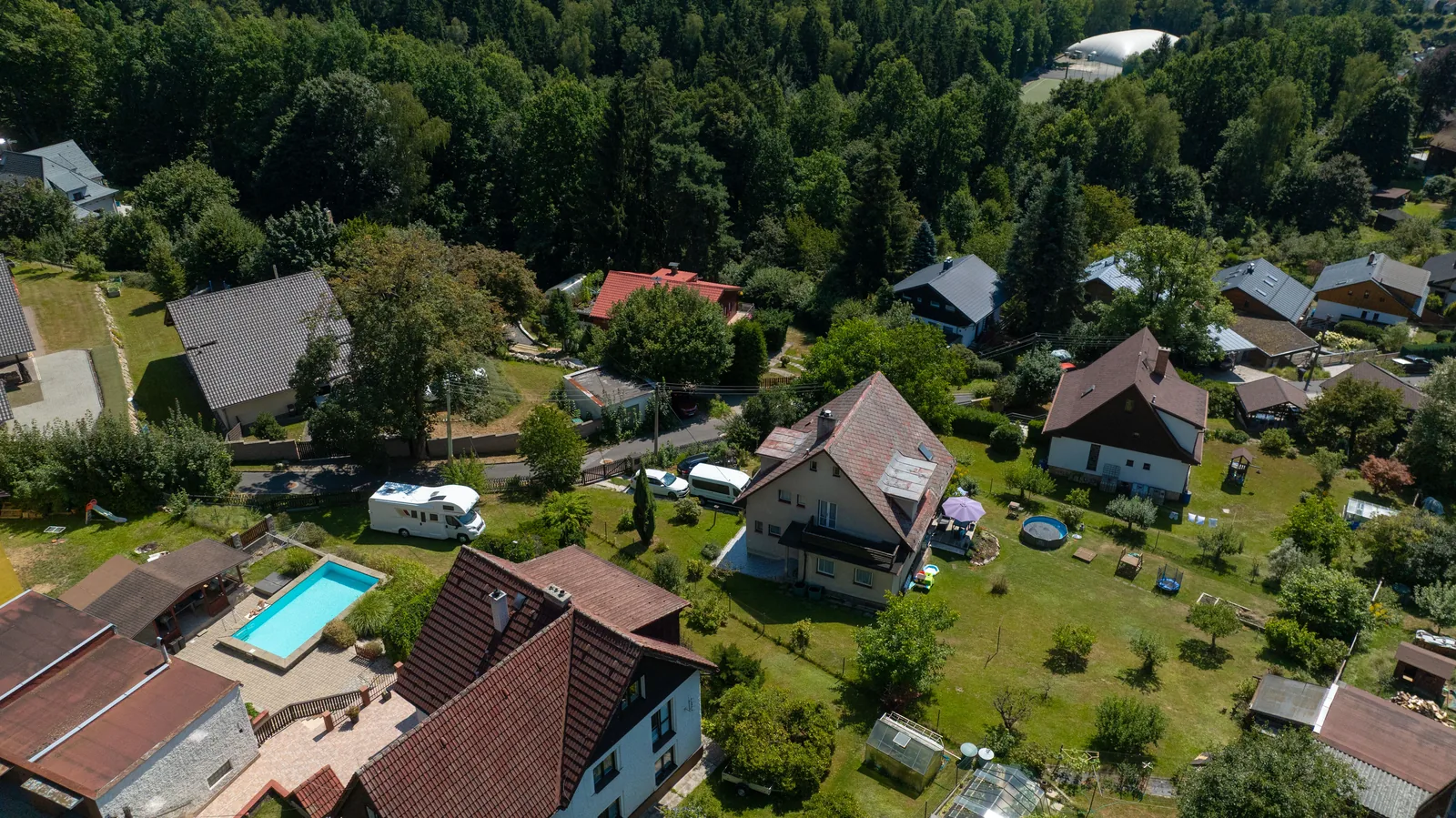 Zahrady sousedních vil ve Starém Harcově