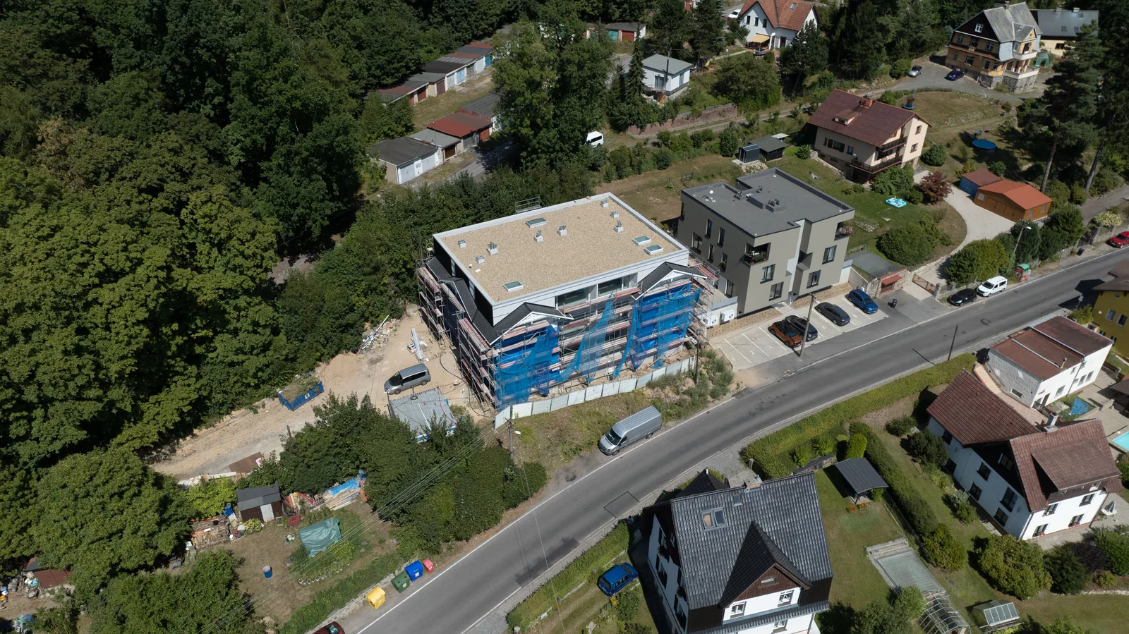 Drohnenblick auf die Švýcarská vila und die umliegende Bebauung von Starý Harcov
