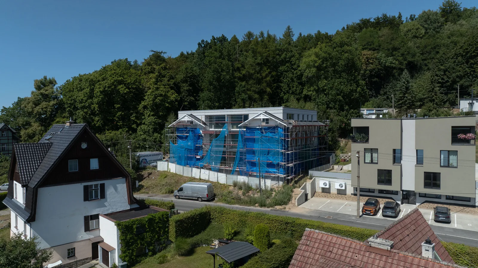 Švýcarská vila zwischen den Nachbarvillen in Starý Harcov