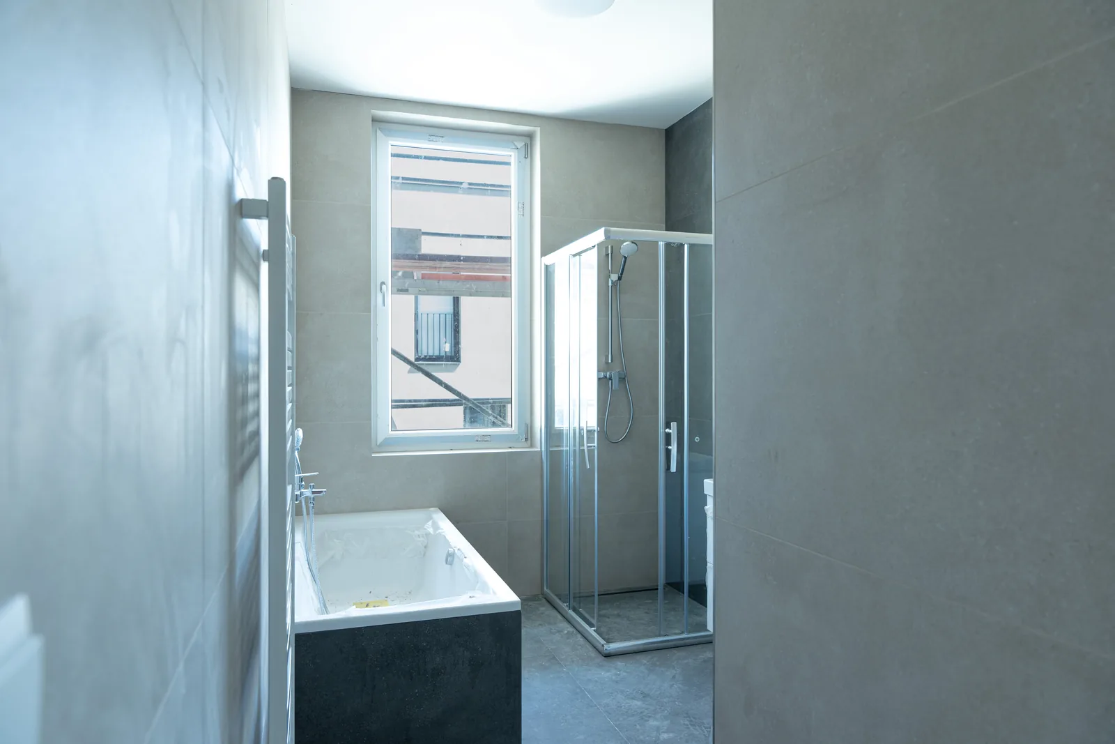 Fertiges Badezimmer einer 3+kk-Wohnung mit Wanne und Dusche