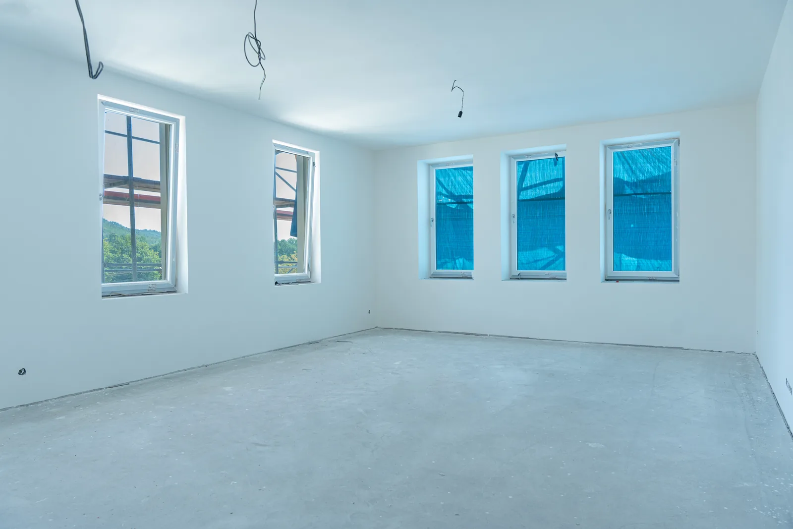Das Wohnzimmer einer 3+kk-Wohnung mit Fensterband im Ostflügel