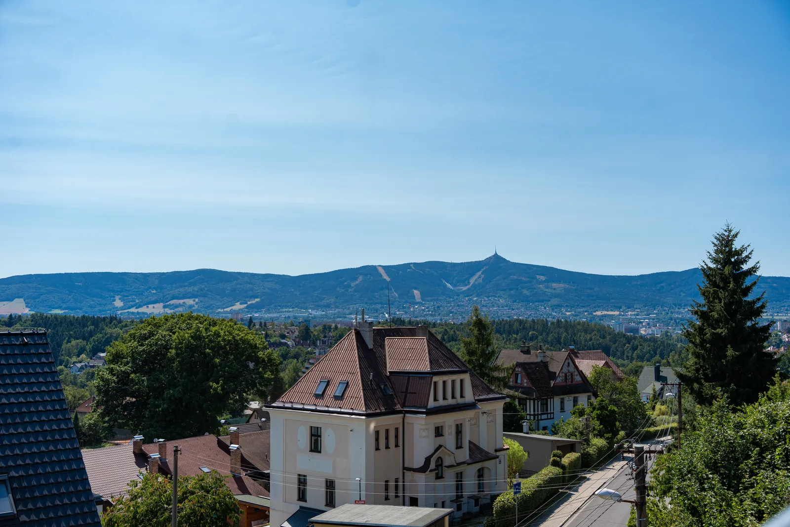 Panoramablick vom Dachgeschoss über Liberec und den Ještěd-Kamm