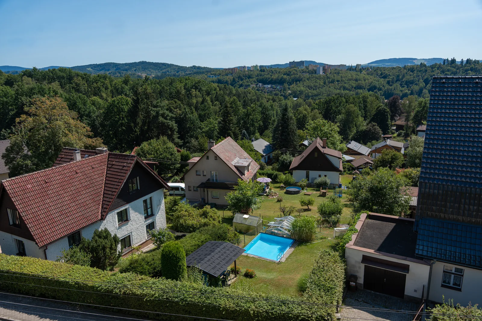 Blick aus dem Dachgeschoss auf die Gärten und Dächer der Nachbarhäuser