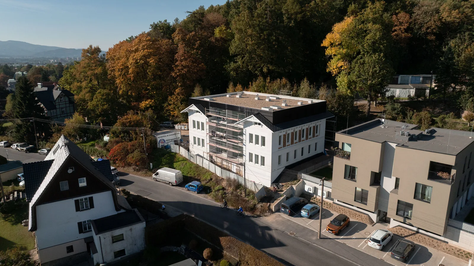 Švýcarská vila zwischen den Nachbarhäusern in Starý Harcov, Drohnenfoto