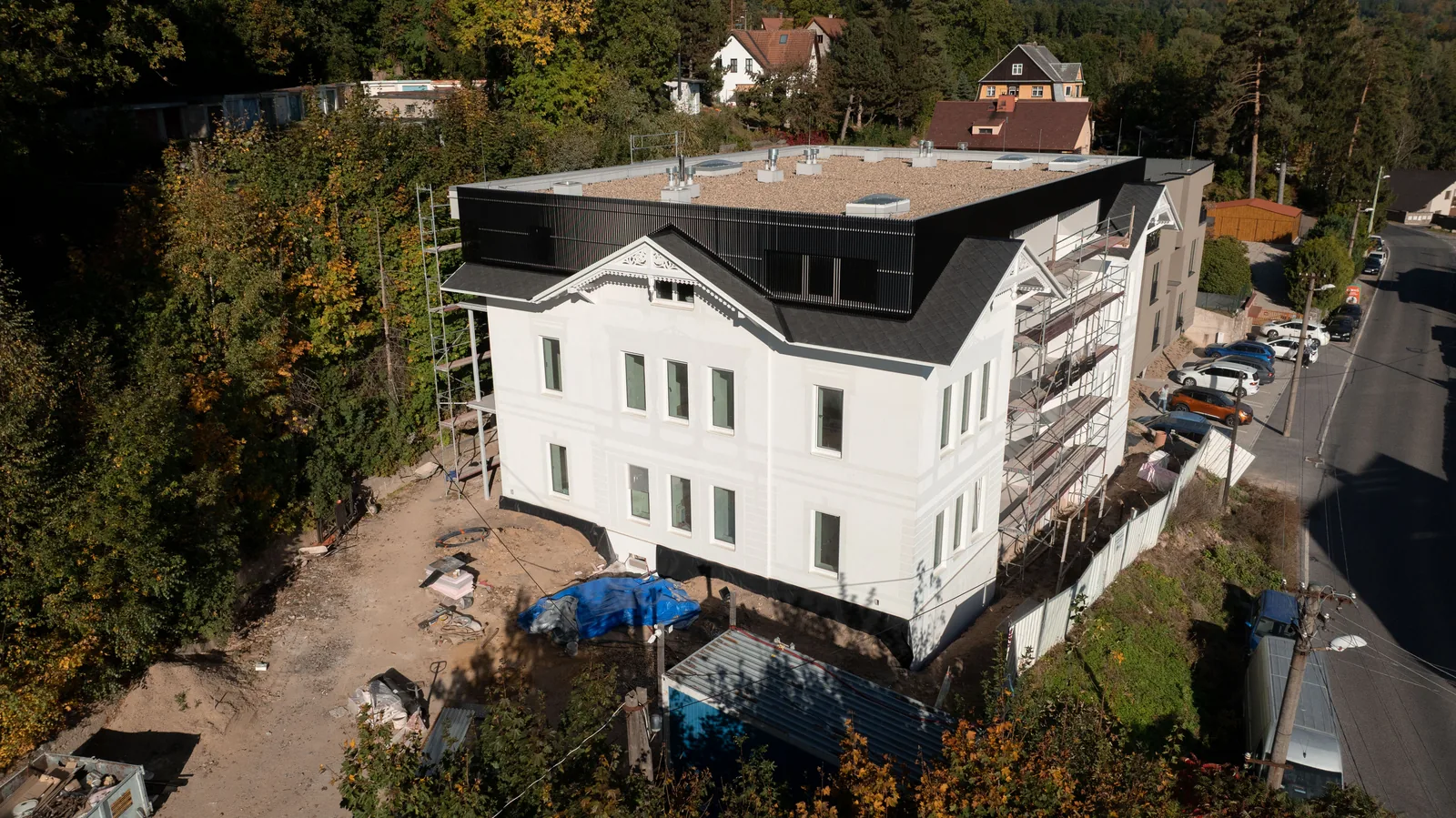 Švýcarská vila, Drohnenfoto: der weiße Westflügel mit Giebel und schwarzem Band im Dachgeschoss