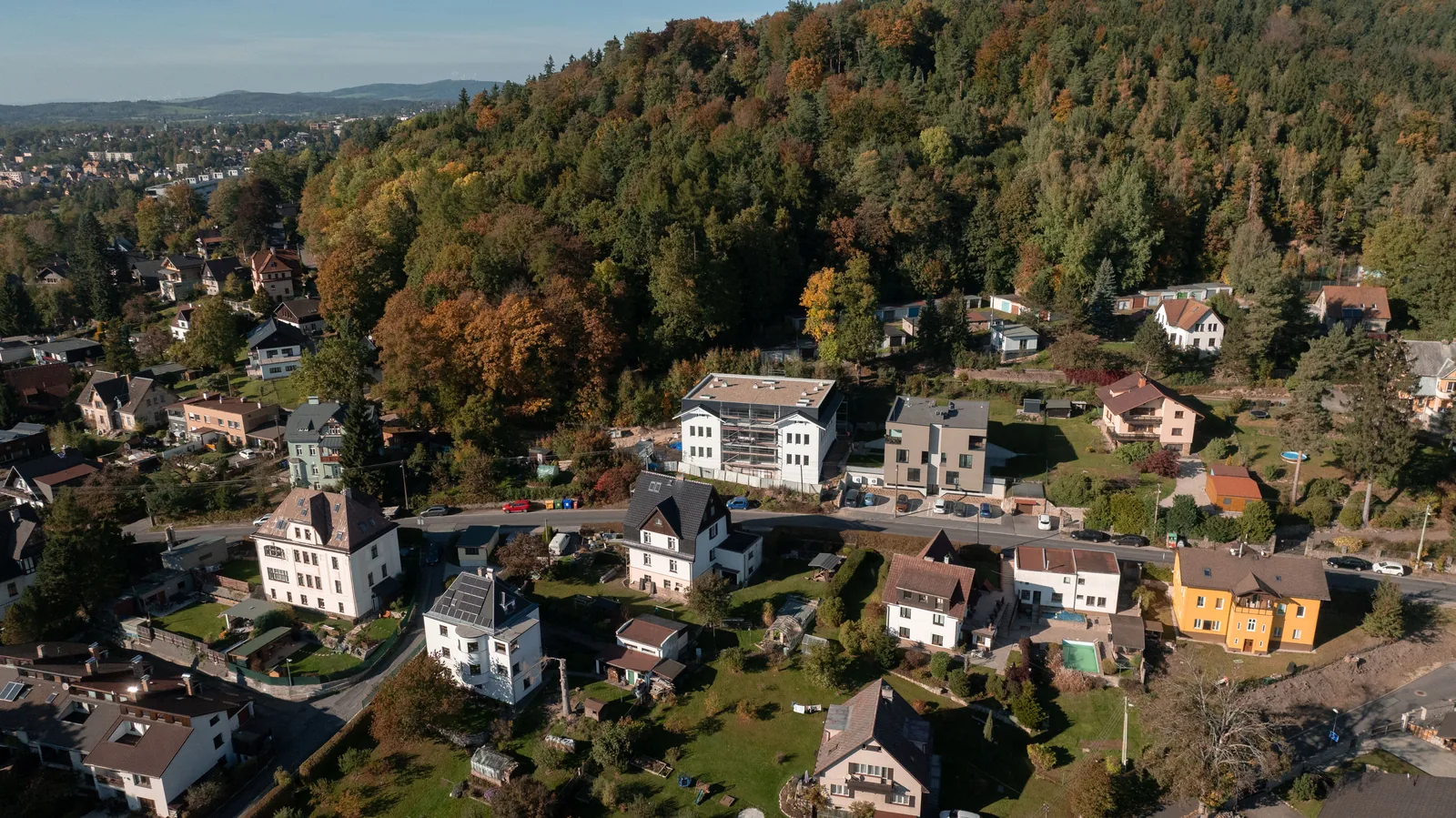 Drohnenblick auf das Villenviertel Starý Harcov mit der Švýcarská vila